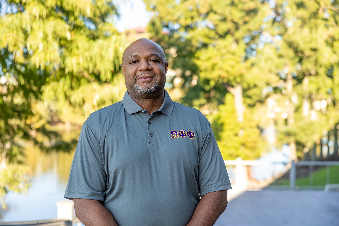 Photo of Javvi Lewis Portrait of Javvi Lewis, ULM Alumni Association Board Member, standing on campus near the bayou.
