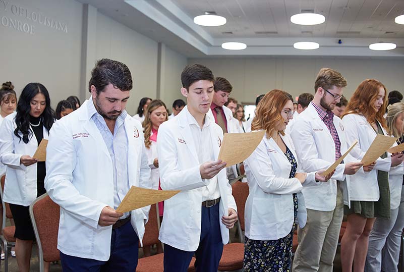 Group of incoming P1 students taking the Oath of Pharmacists